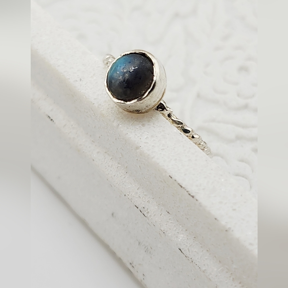 LABRADORITE HANDMADE RING WITH A TWISTED RING BAND UNISEX SIZE 7